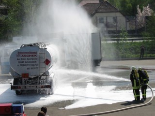 mit Schaumrohr vor